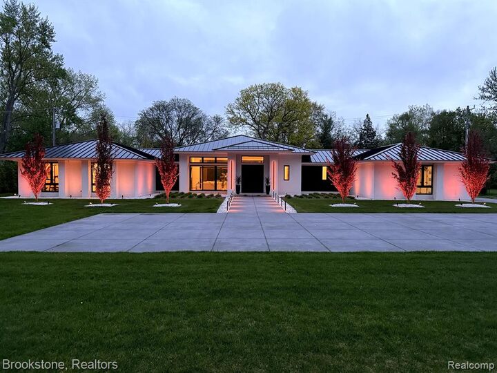 Property Photo:  4144 Rouge Circle Drive  MI 48098 5903 