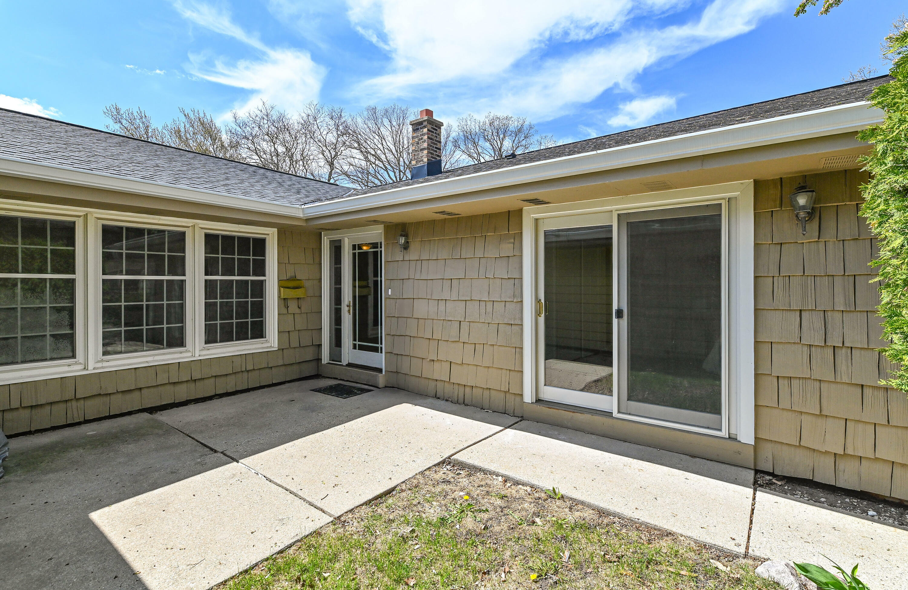 5232 Woodbridge Ln  Greenfield WI 53221 photo