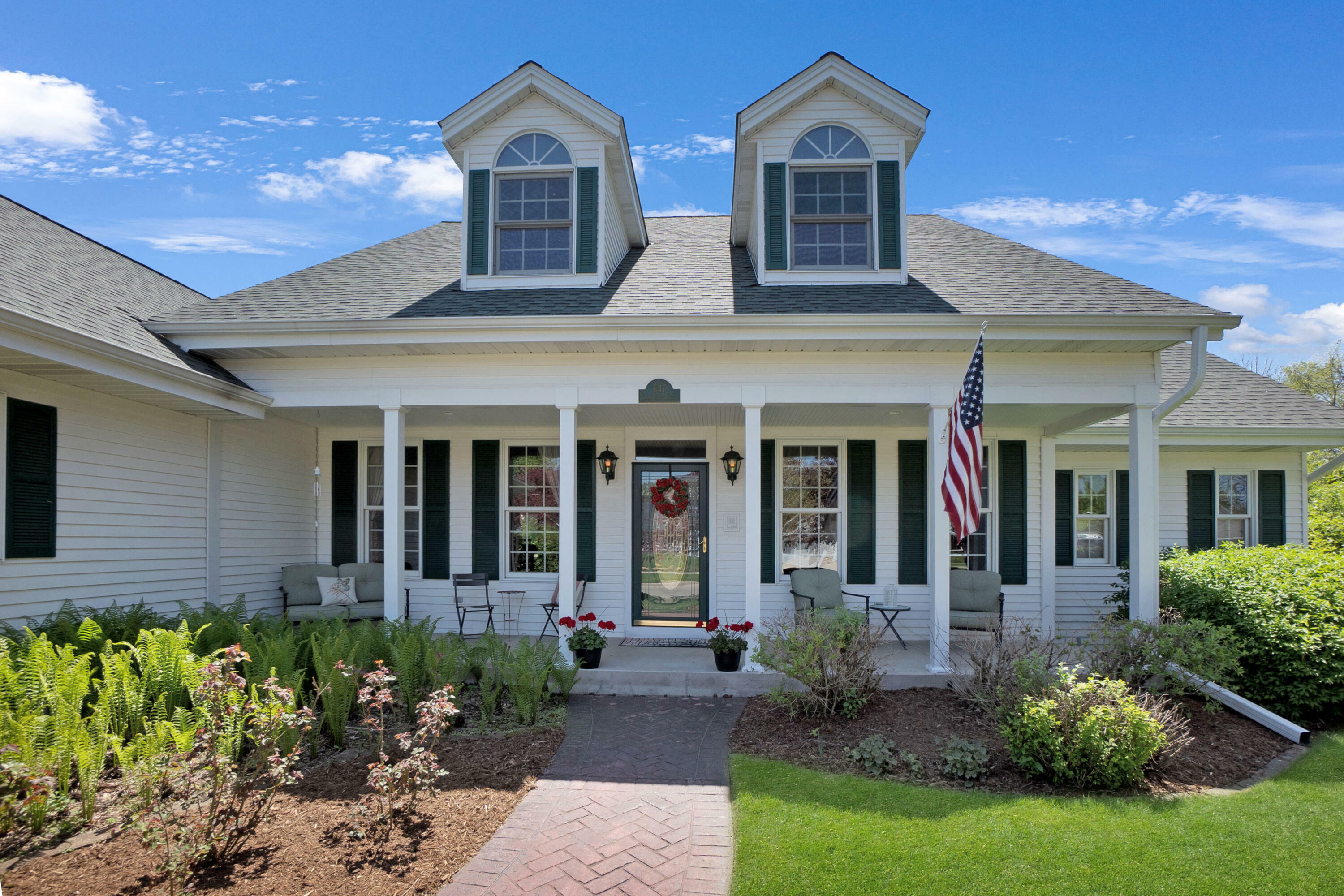 Property Photo: 647 Lake Bluff Dr WI 53066