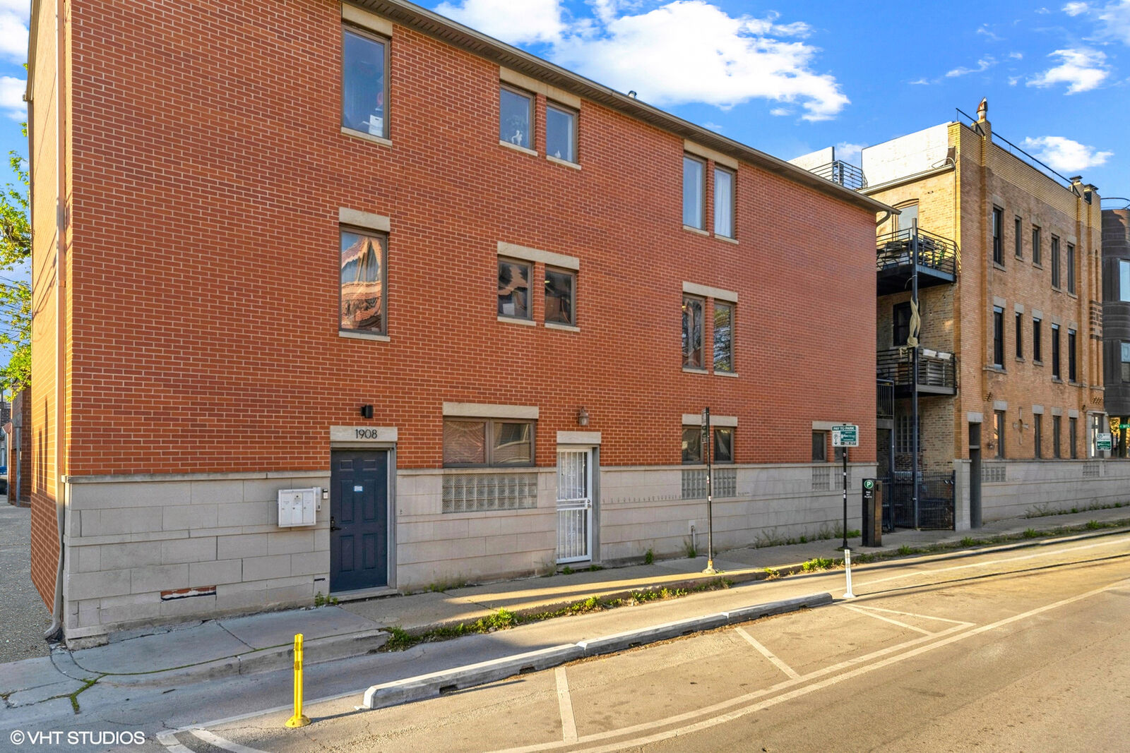 Property Photo: 1908 W Augusta Boulevard 2 IL 60622