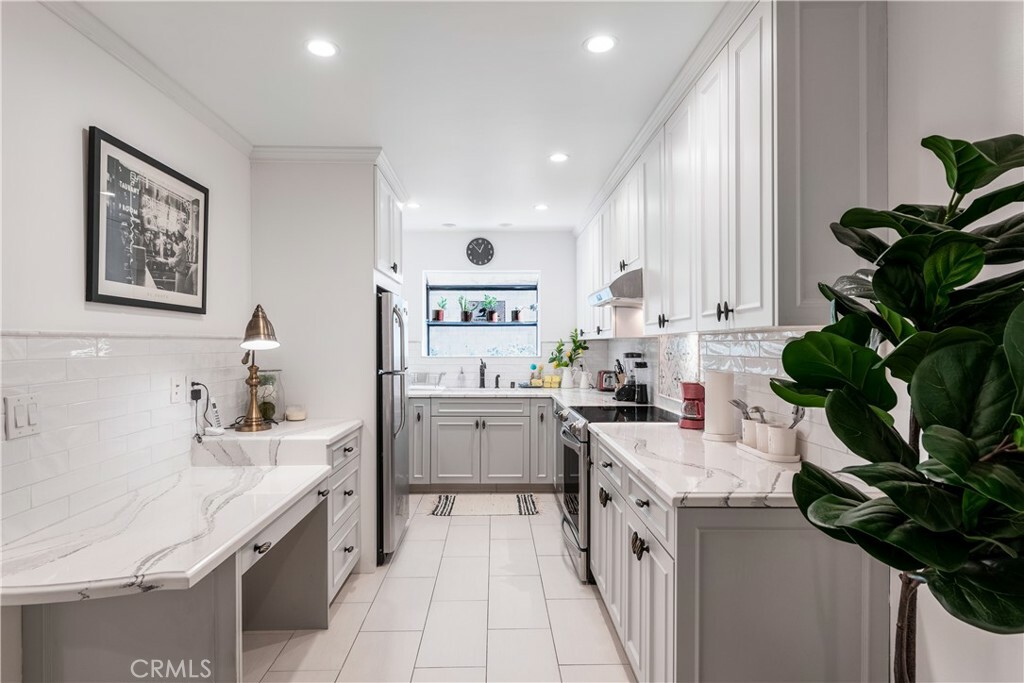 Property Photo: 1734 N Fuller Avenue 109 CA 90046