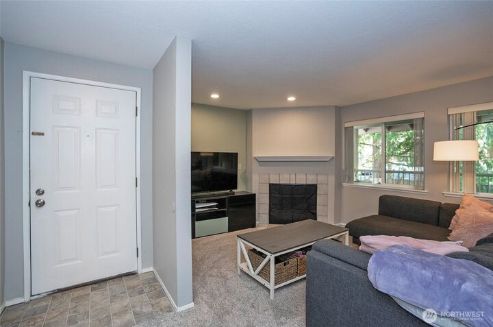 Property Photo:  4231 NE 5th Street E201  WA 98059 