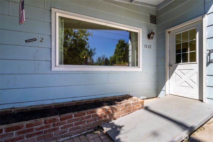 Property Photo:  1022 SE Broadway Avenue  WA 99324 