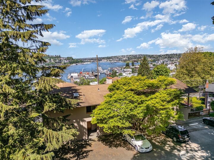 Property Photo:  1232  Lakeview Boulevard E 5  WA 98102 