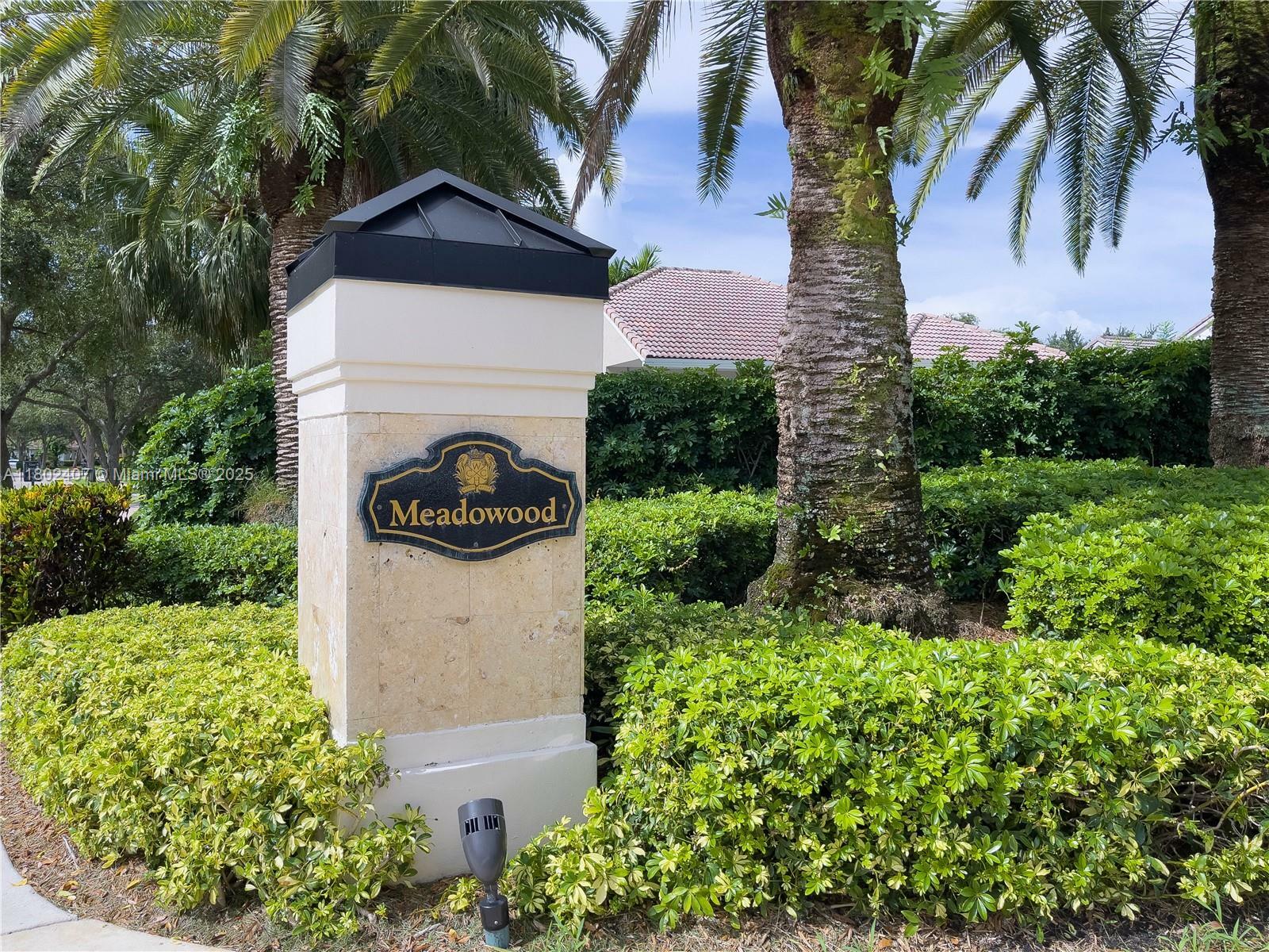Property Photo:  2708 Meadowood Dr 2708  FL 33332 