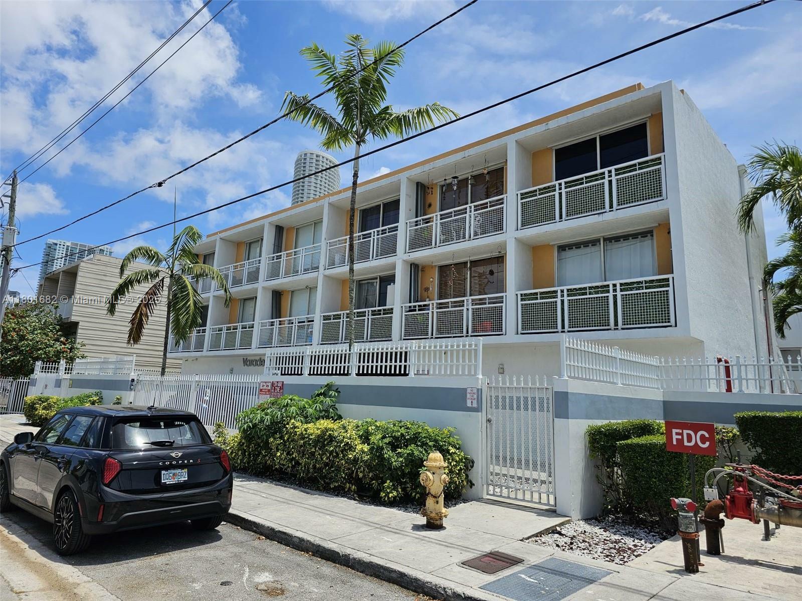 Property Photo: 450 SW 3rd St 1 FL 33130