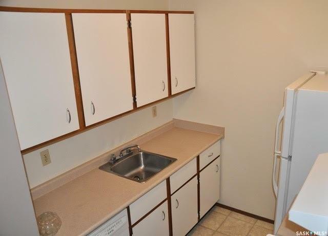 Property Photo: 802B Kingsmere Boulevard 303 SK S7J 4B7