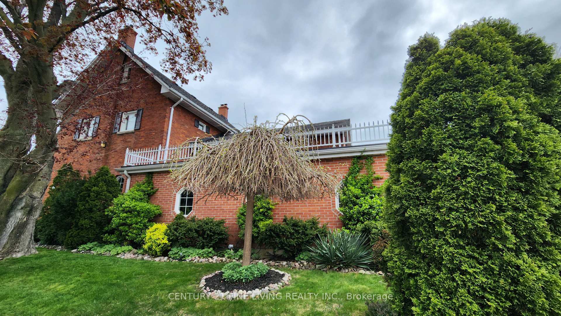 Photo de la propriété: 30 Norgrove Crescent ON M9P 3C6