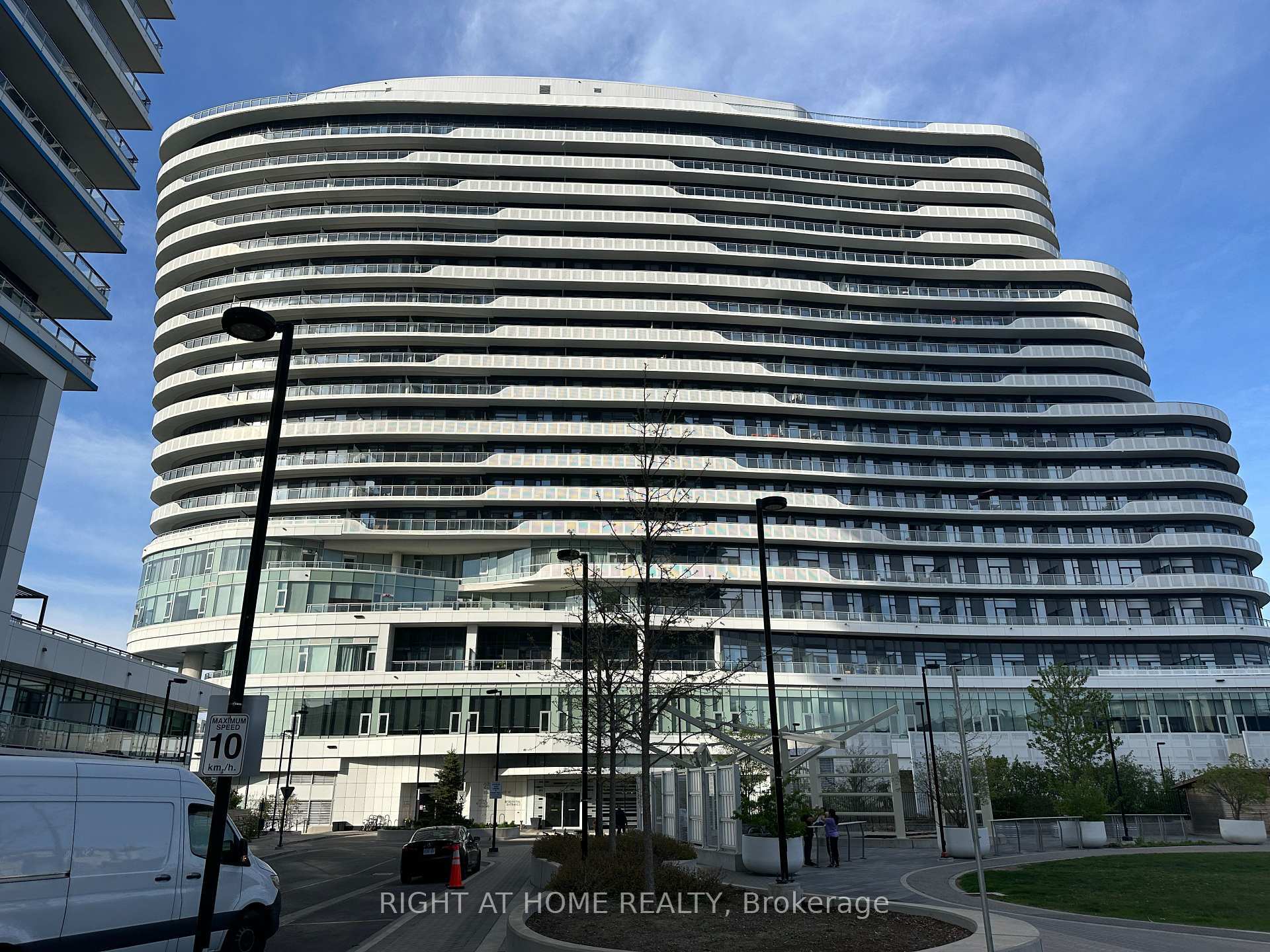 Property Photo: 2520 Eglinton Avenue W 701 ON L5M 0Y4