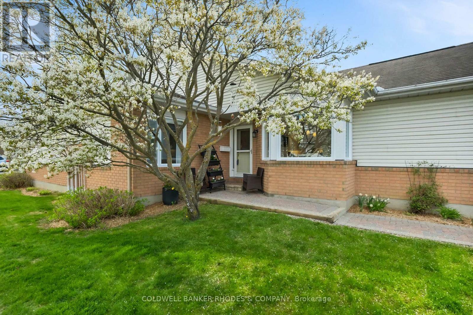 Property Photo: 21 River Oaks Court 21 ON K2S 1L3