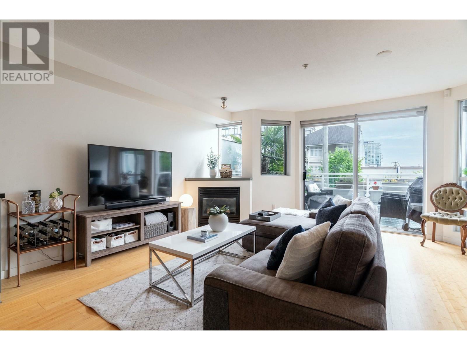 Property Photo: 122 East 3rd Street 203 BC V7L 1E6