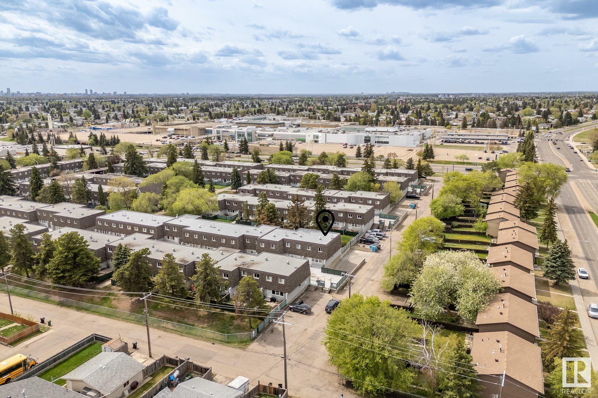 Property Photo: 523 Village On The Green Green NW AB T5A 1H2
