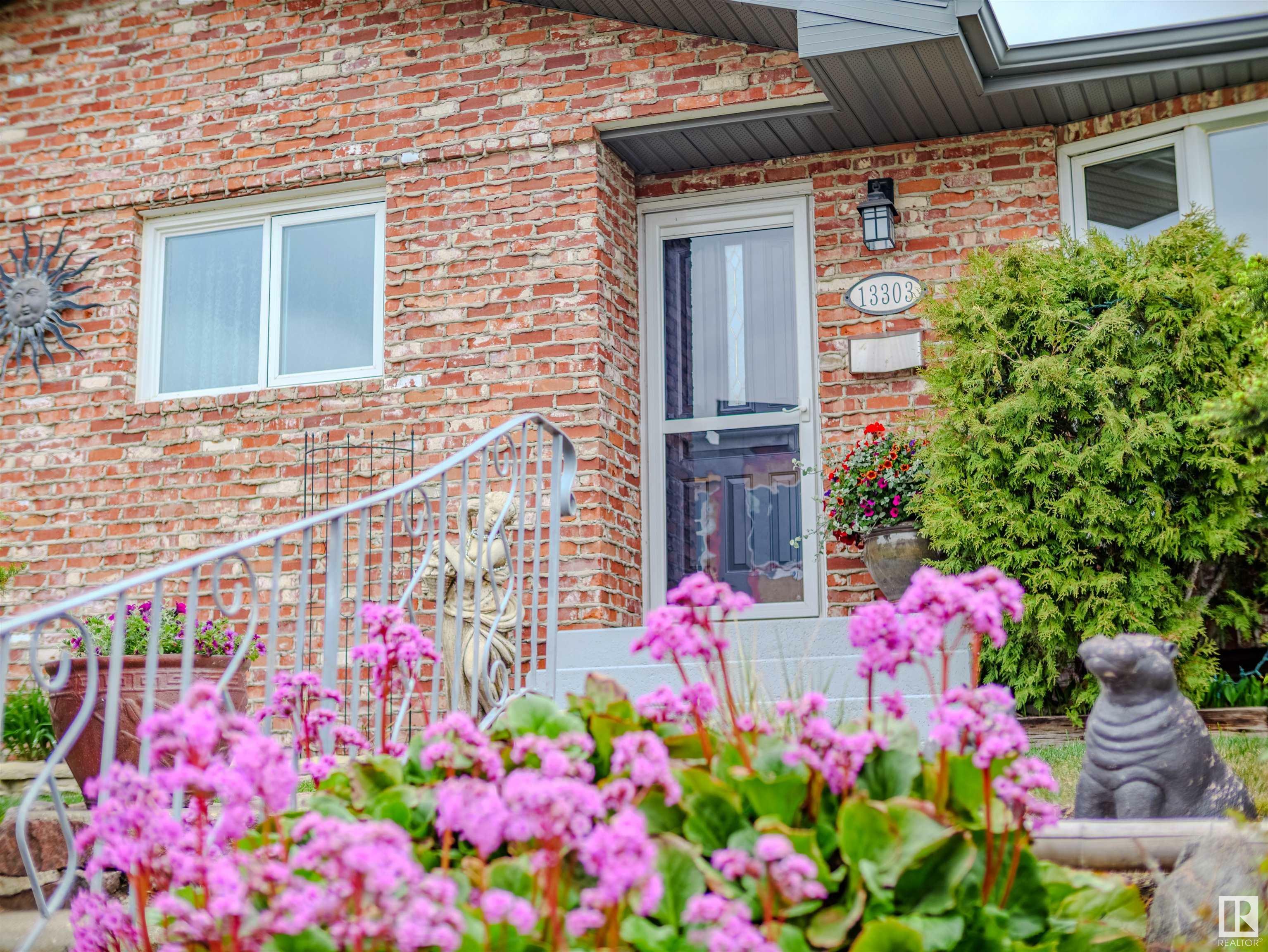 Photo de la propriété: 13303 75 Street NW AB T5C 0Z4