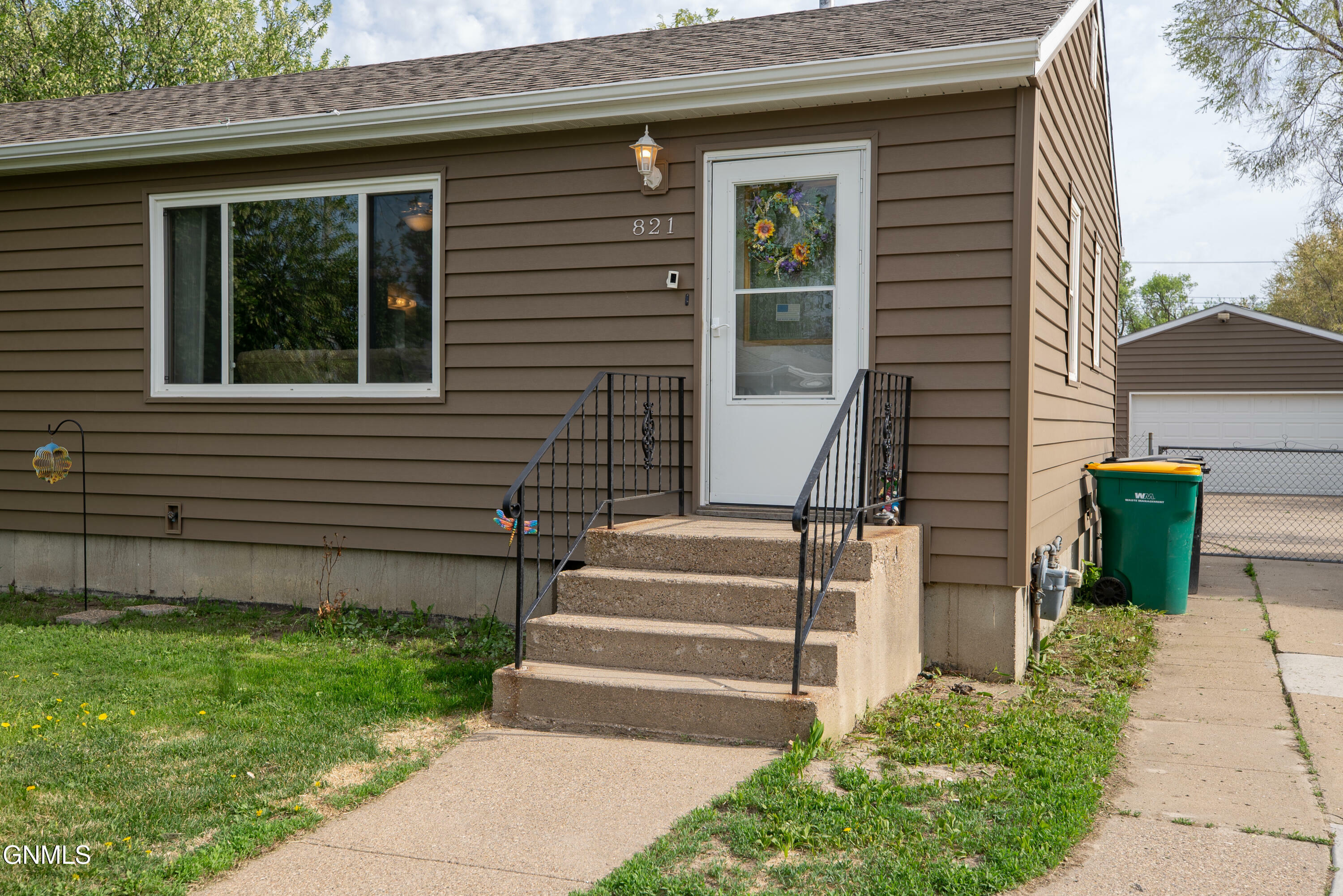 Property Photo: 821 W Sweet Avenue ND 58504
