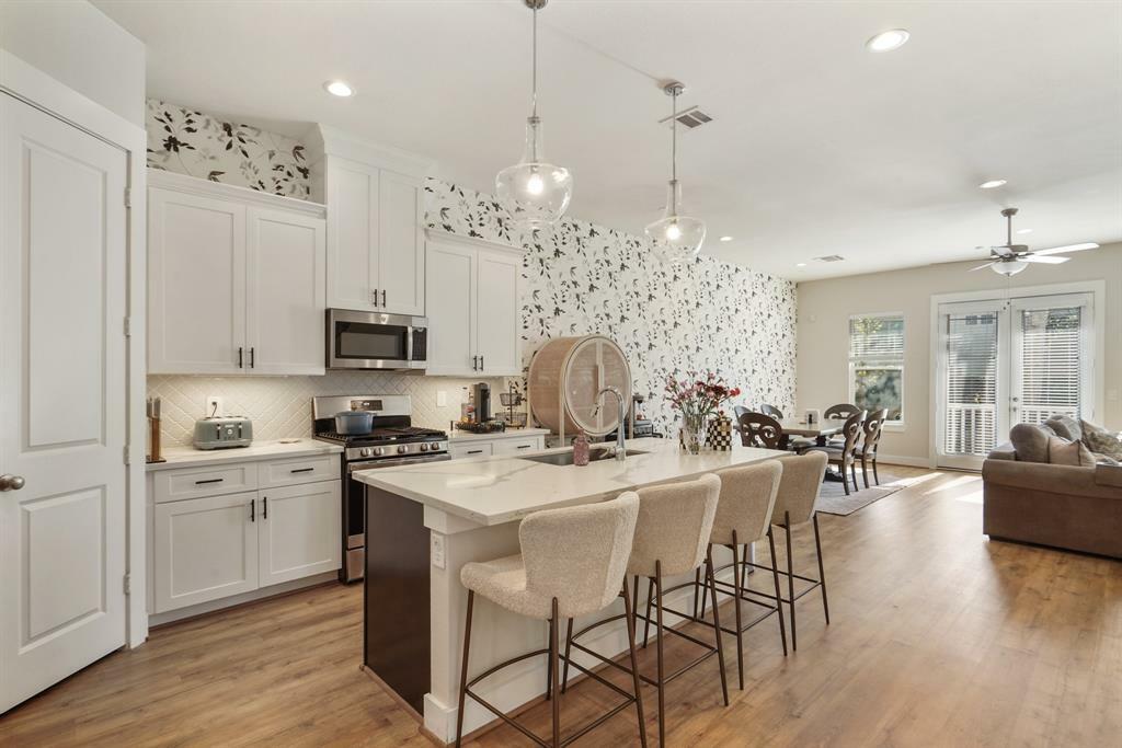 Property Photo: 812 E 37th Street B TX 77022
