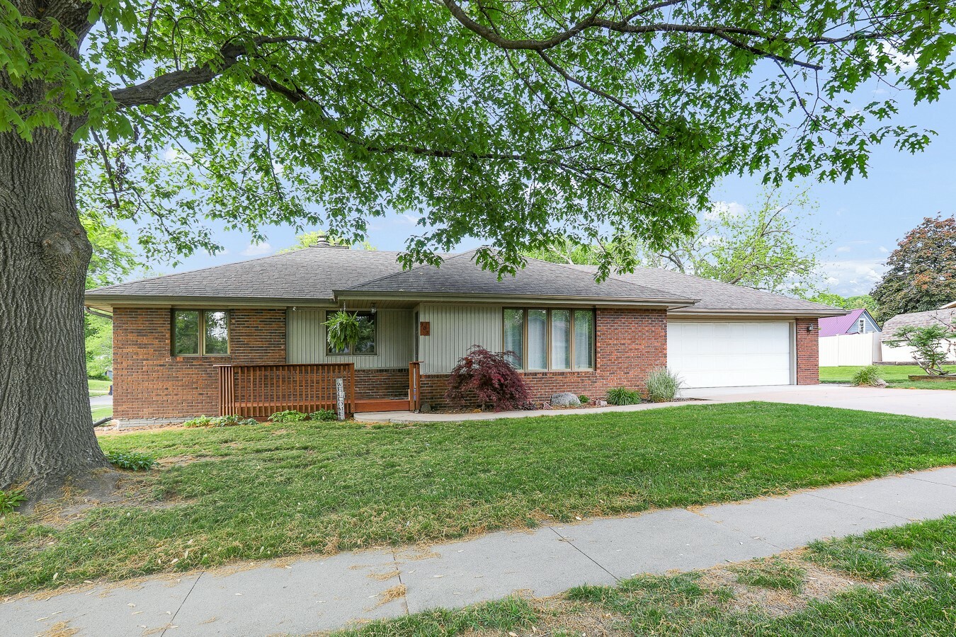 Property Photo: 902 Jefferson Street IA 50219