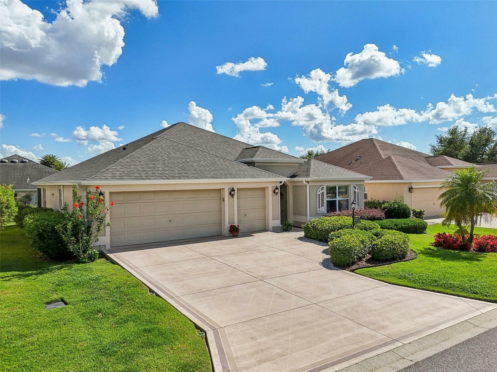 Property Photo: 1304 Zombar Place FL 32163