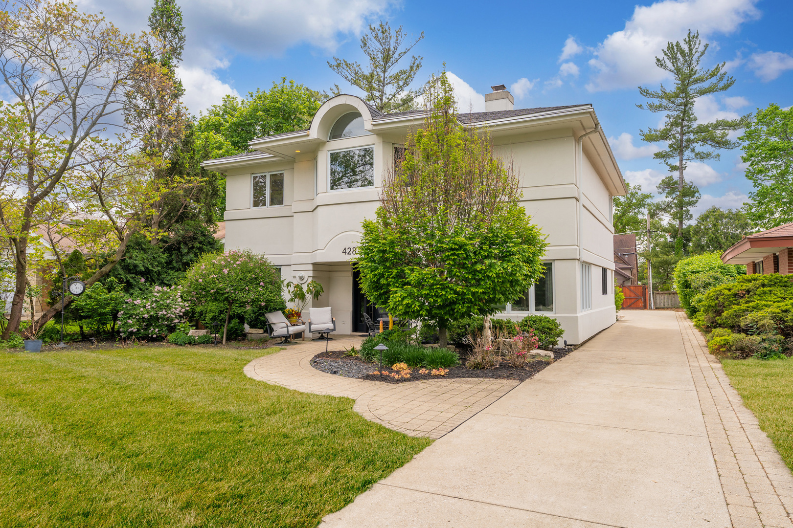 Property Photo: 428 S Hillside Avenue IL 60126