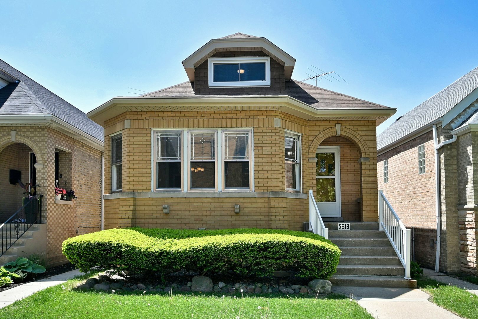 Property Photo: 5813 W Eastwood Avenue IL 60630