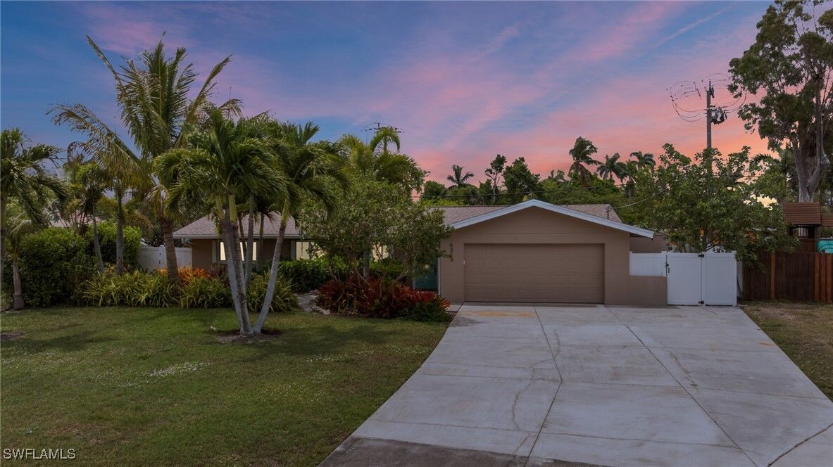 Property Photo:  6219 Saint Andrews Circle N  FL 33919 