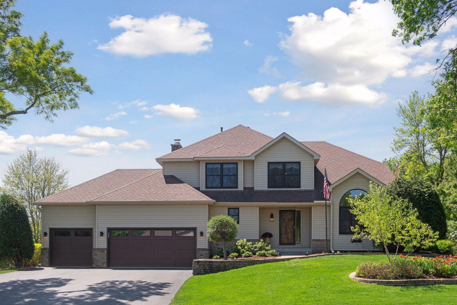 Property Photo:  2055 Woodstone Drive  MN 55386 