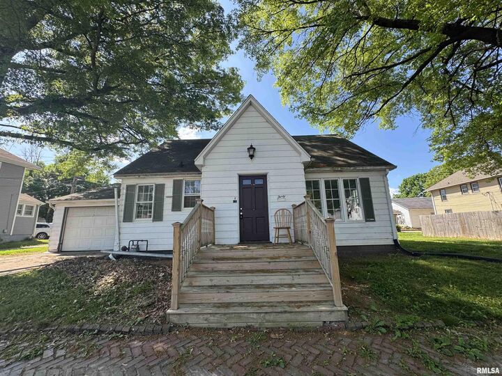 30 E Maple Street  Canton IL 61520 photo