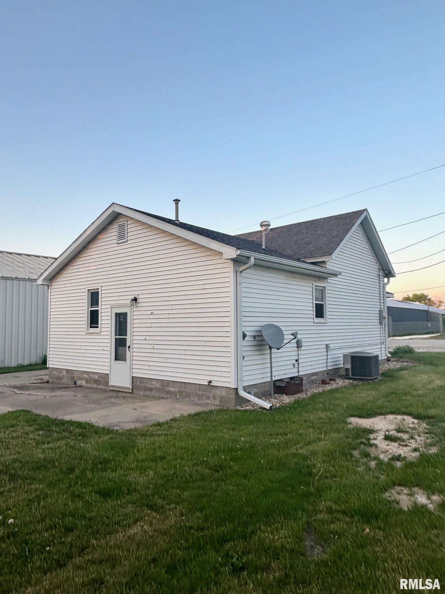 Property Photo: 123 N Oak Street IL 61489