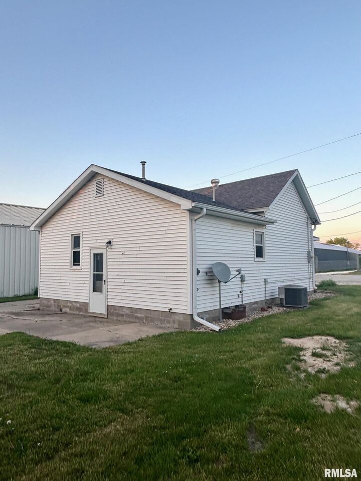 Property Photo: 123 N Oak Street IL 61489