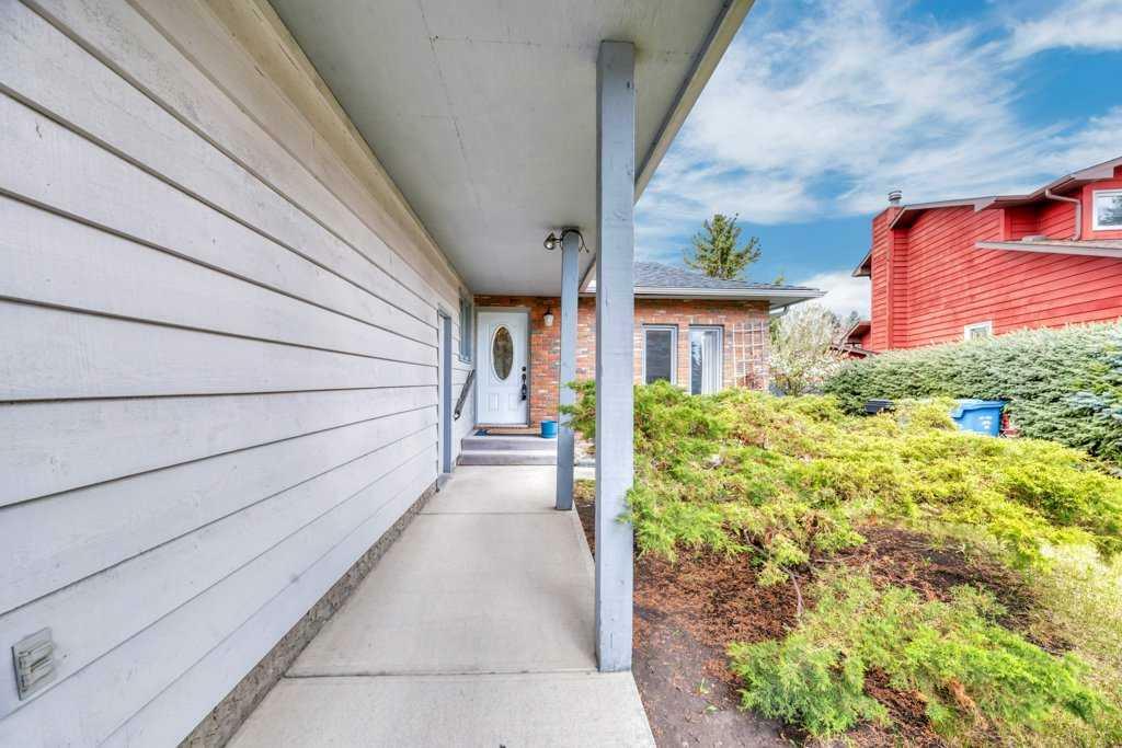 Property Photo: 20 Sunmount Green SE AB T2X 2B2