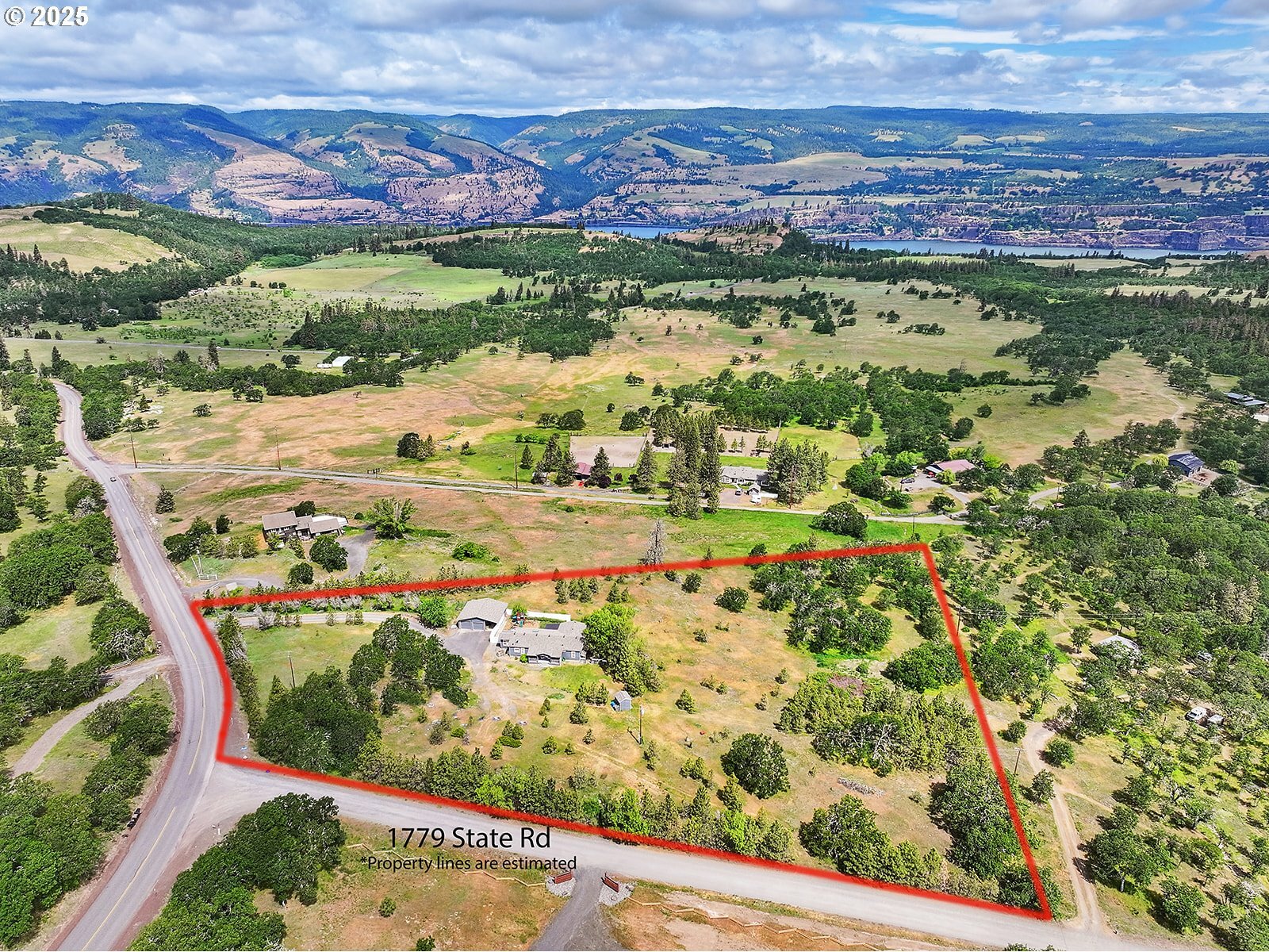 Property Photo: 1779 State Rd OR 97040