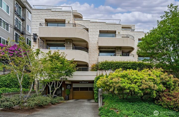Property Photo:  2312 W Boston Street 201  WA 98199 