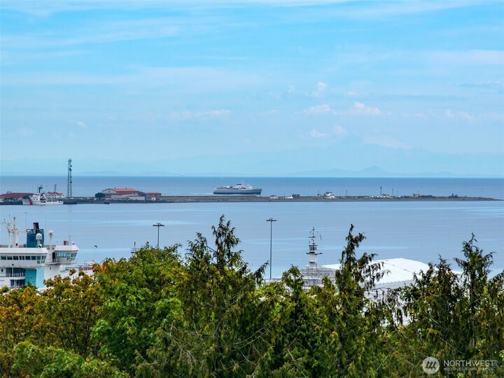 Property Photo:  706 W 4th Street  WA 98363 