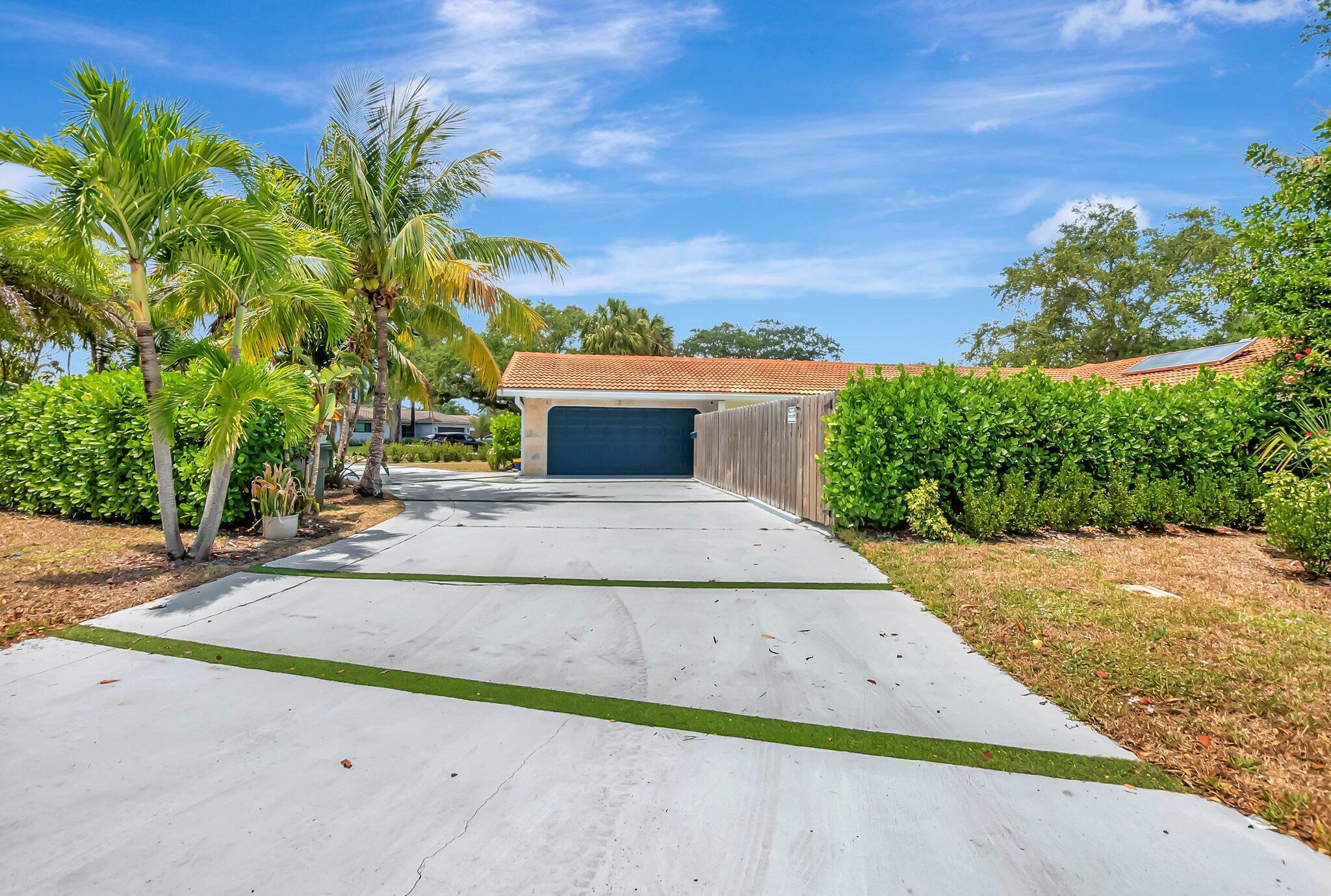 Property Photo: 701 NW 8th Avenue FL 33486