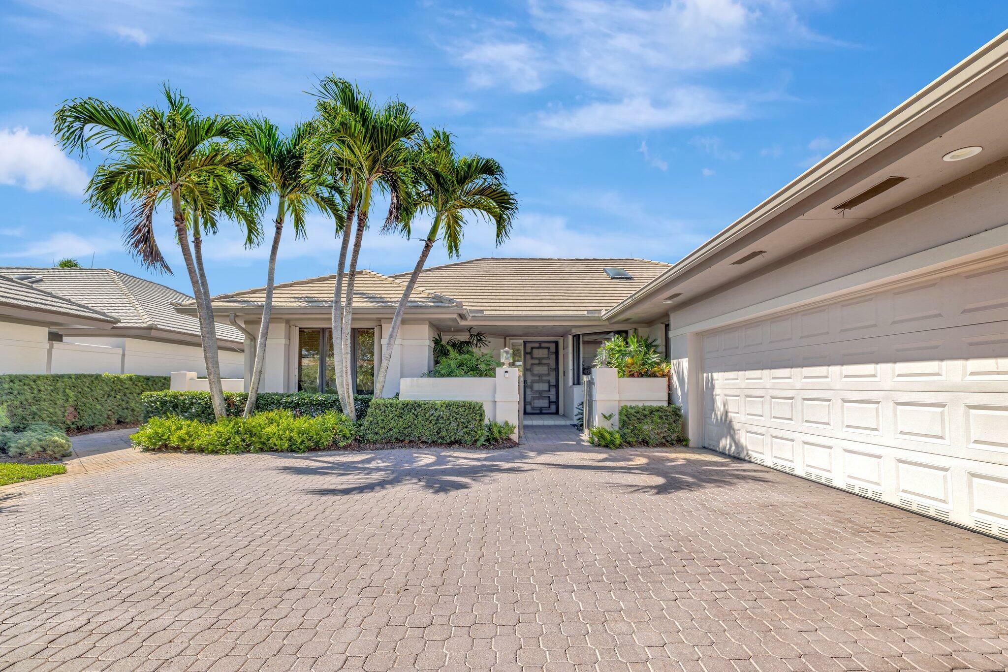 Property Photo: 6022 SE Oakmont Place FL 34997