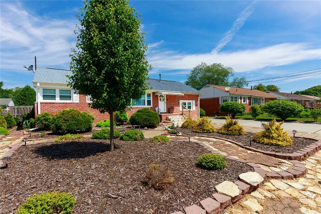 Property Photo: 13 Eastlawn Dr VA 23664
