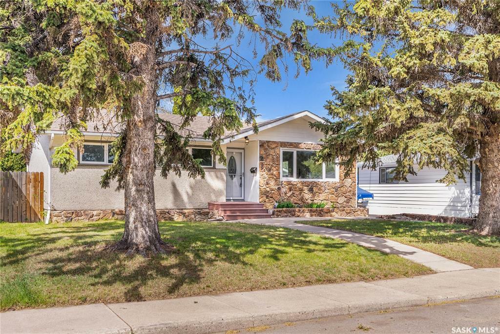 Property Photo: 329 Y Avenue N SK S7L 3K8