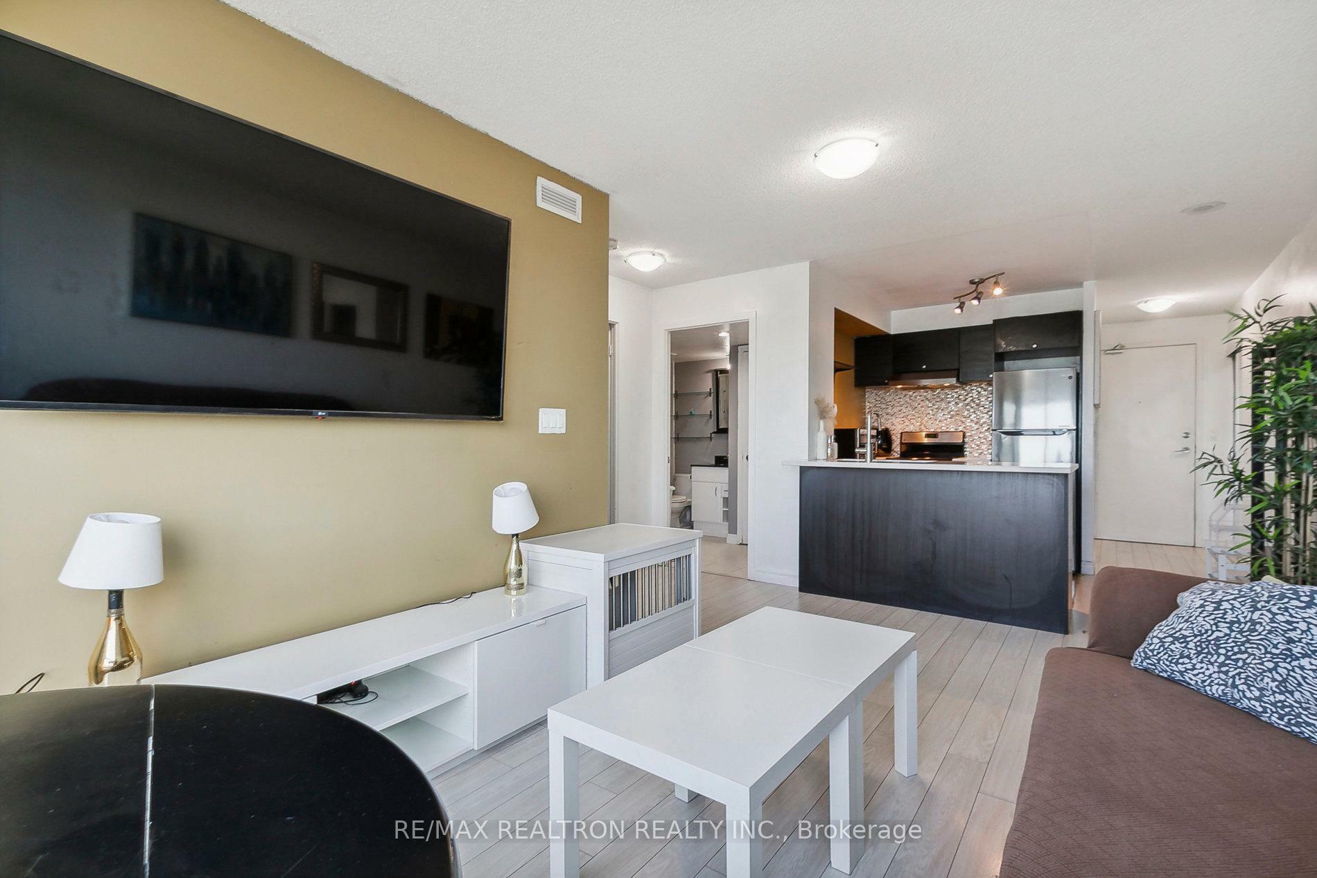 Property Photo: 36 Lee Centre Drive 915 ON M1H 3K2