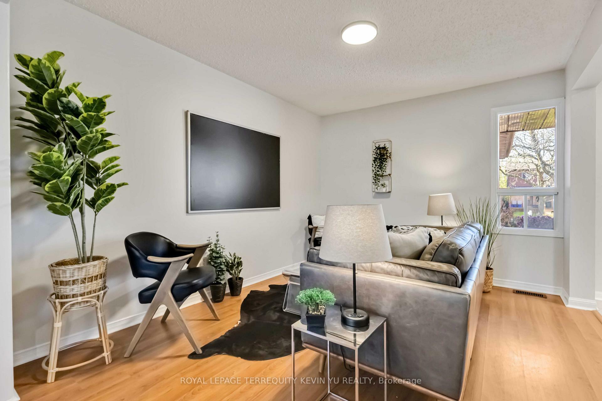 Property Photo: 24 Blackburn Crescent ON L1S 5Y8