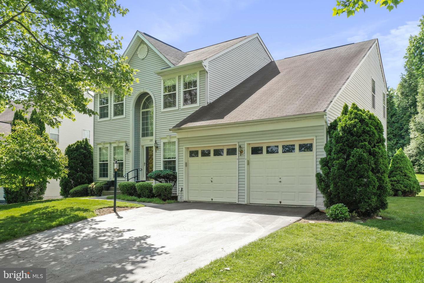 Property Photo: 228 E King James Street VA 20132
