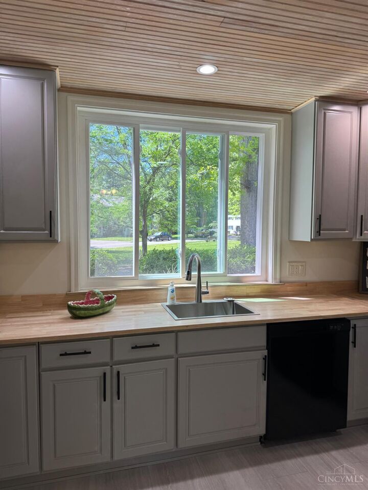 Property Photo: 8 Belknap Place OH 45218