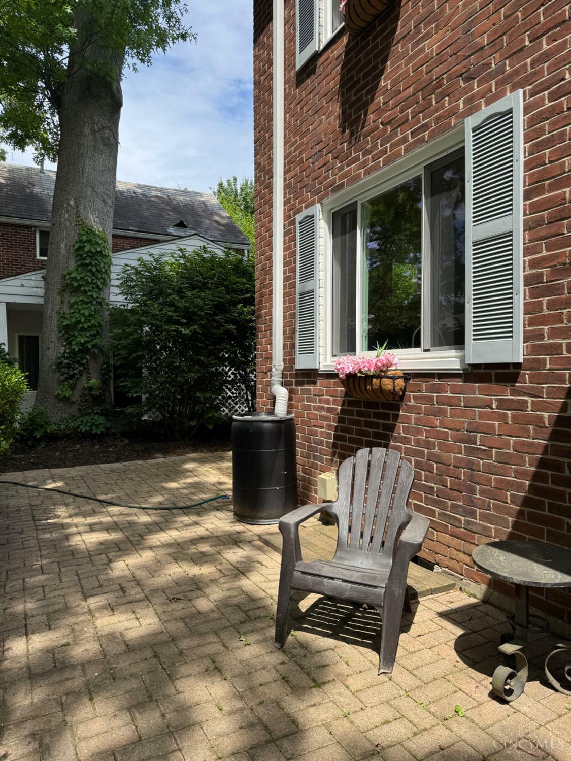 Property Photo: 8 Belknap Place OH 45218