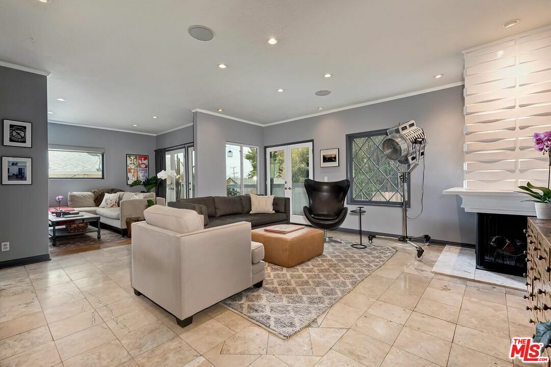 Property Photo: 1133 N Clark St CA 90069