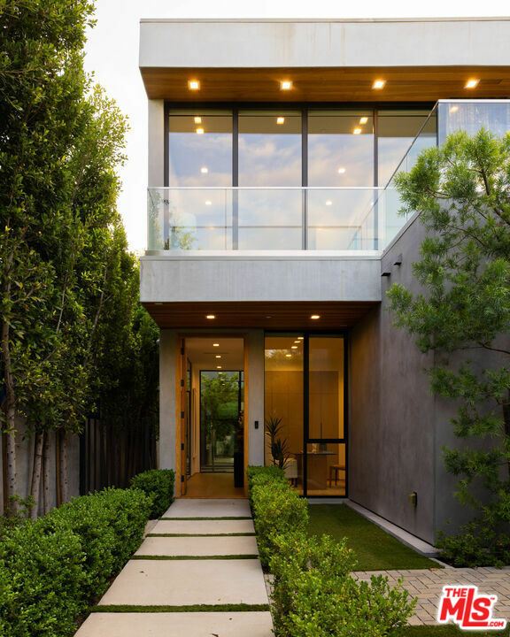 Property Photo: 633 N Crescent Heights Blvd CA 90048