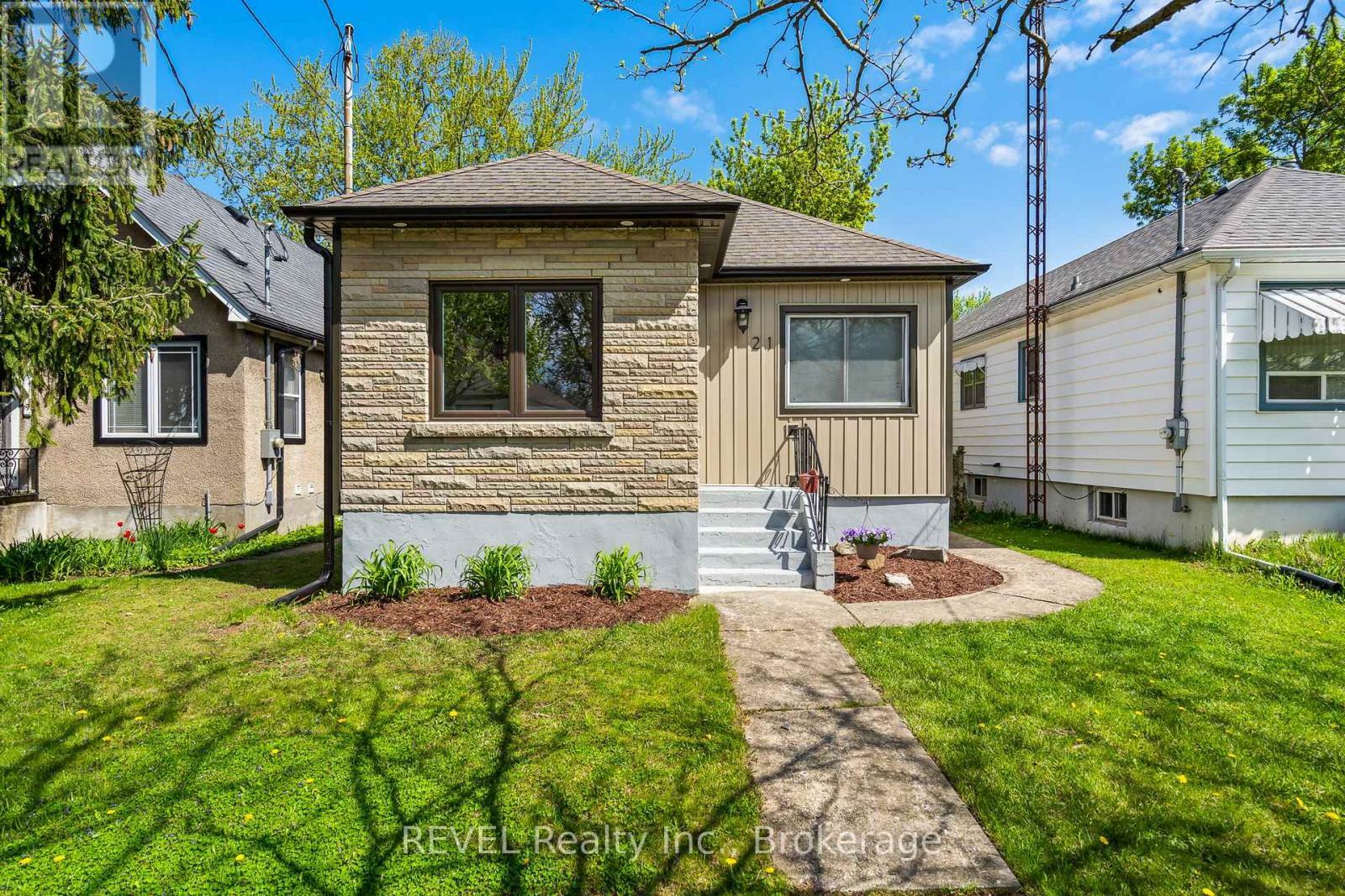 Property Photo: 21 Hamilton Street ON L2S 1K5