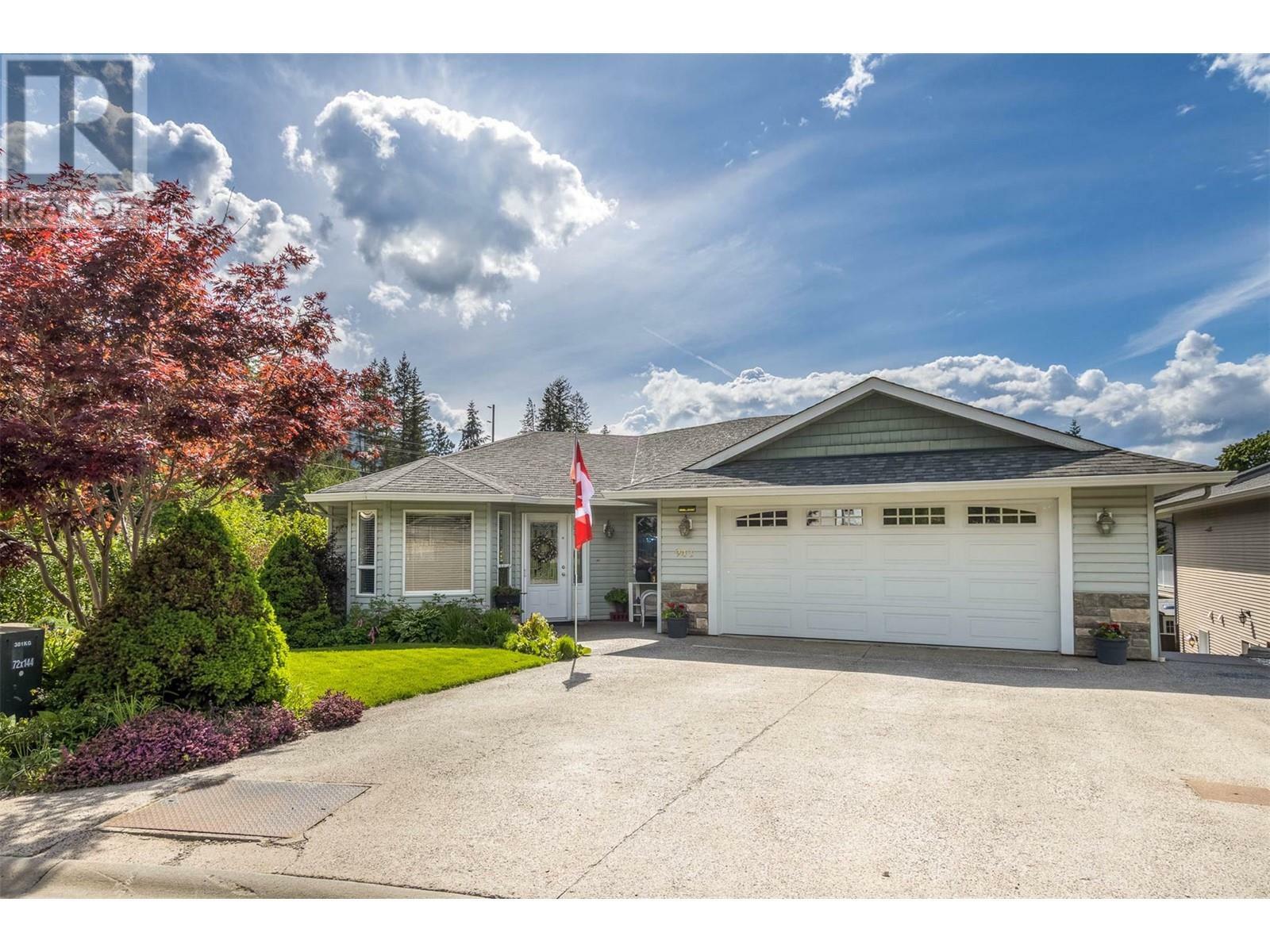Property Photo: 941 35 Street Southeast BC V1E 1N3