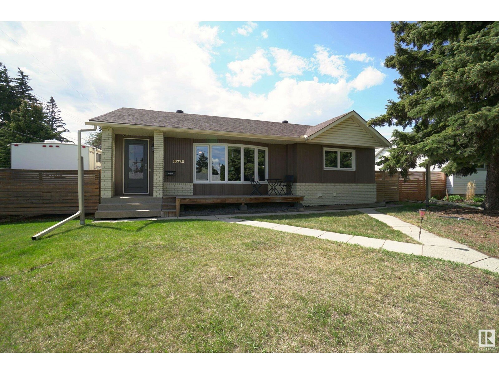 Photo de la propriété: 10220 62 St NW NW AB T6A 2L8