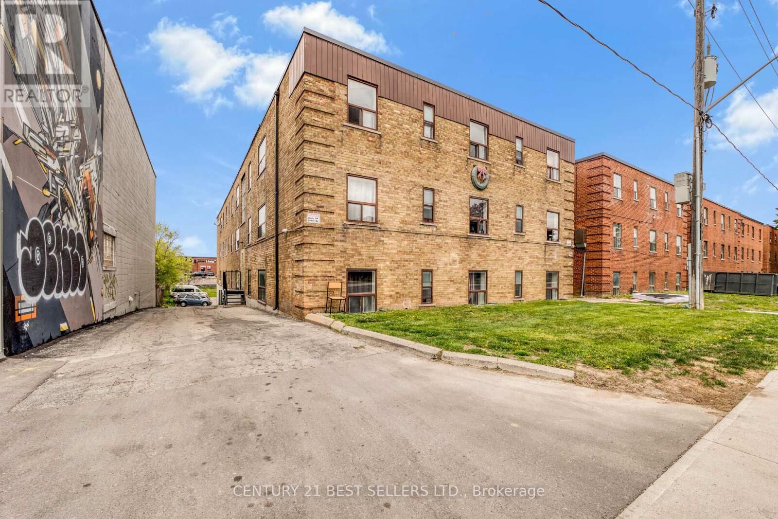 Photo de la propriété:  990 O'Connor Drive  ON M4B 2T3 