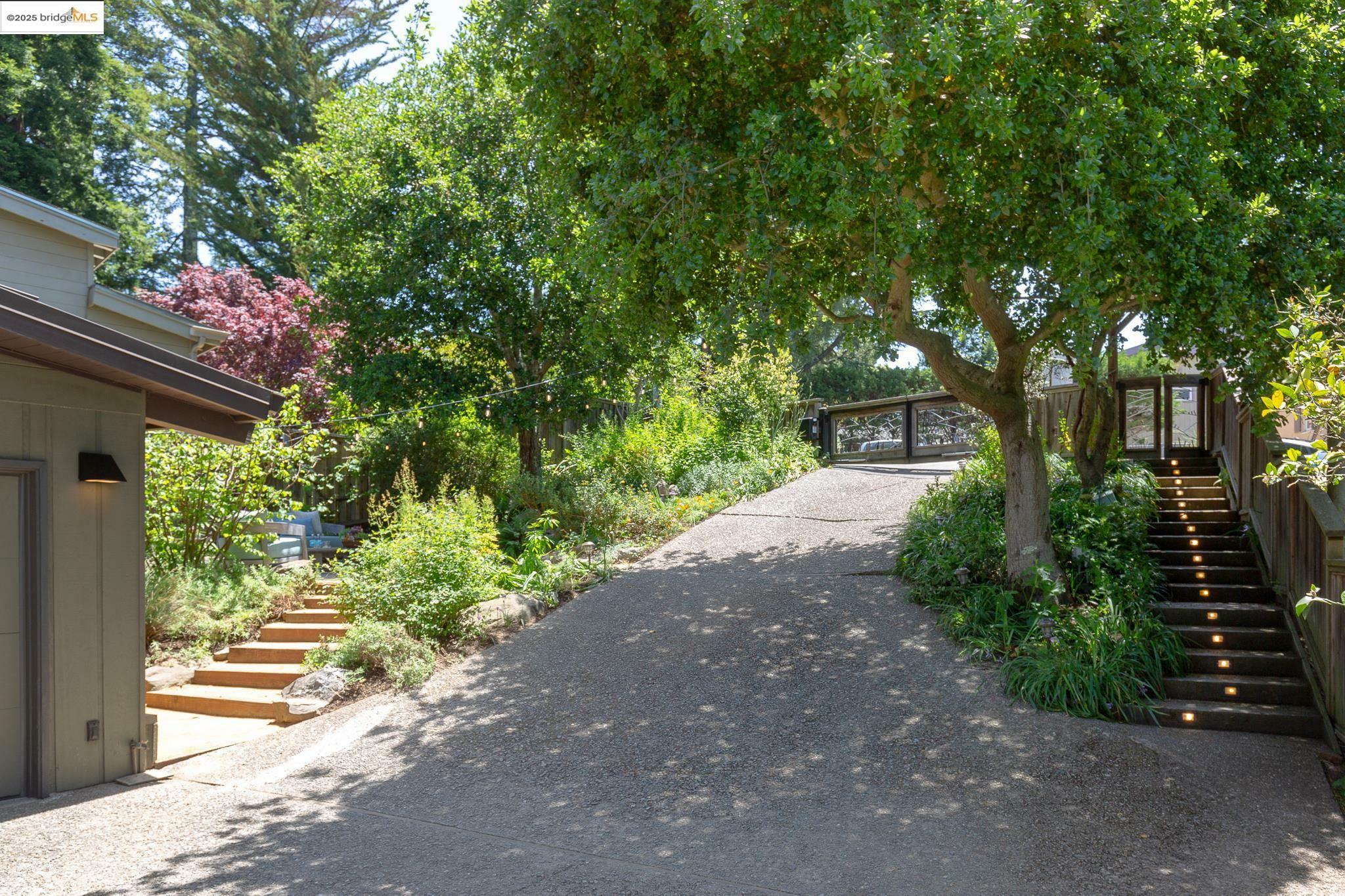 Property Photo: 20 Ascot Ct CA 94611