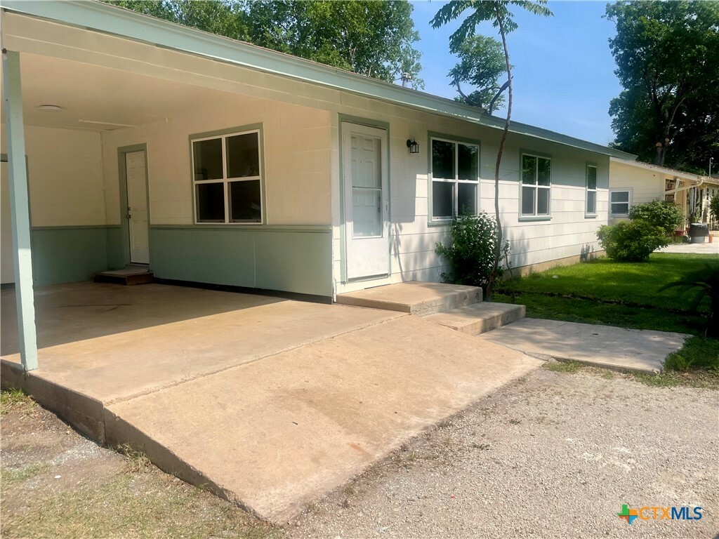 Property Photo: 413 Vickers Avenue TX 78155