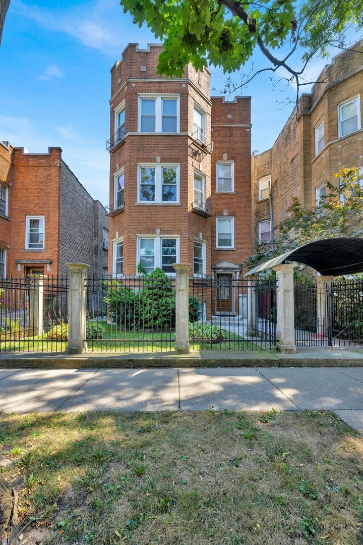 Property Photo: 6311 N Oakley Avenue 2 IL 60659